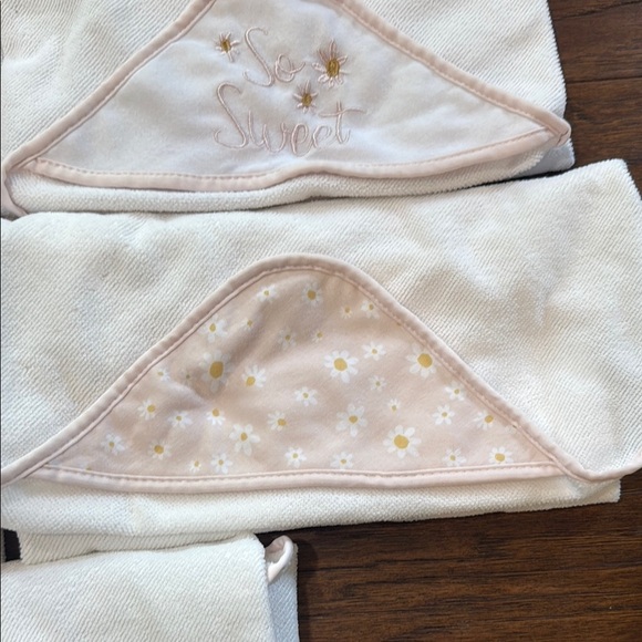 ChickPea Pink and White Baby Hooded Towels set of 5 - Picture 6 of 9